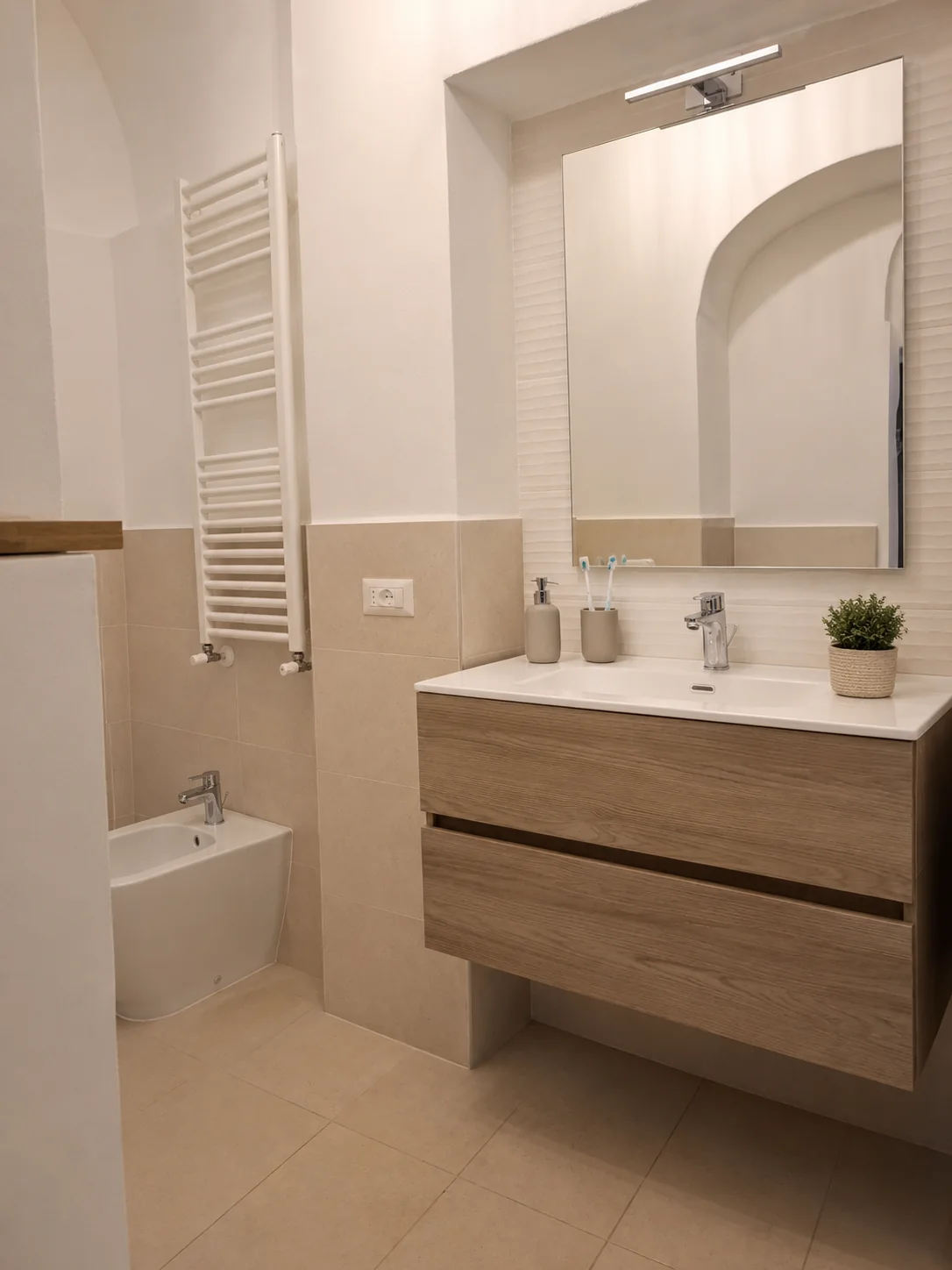 Lavabo in legno e specchio del bagno