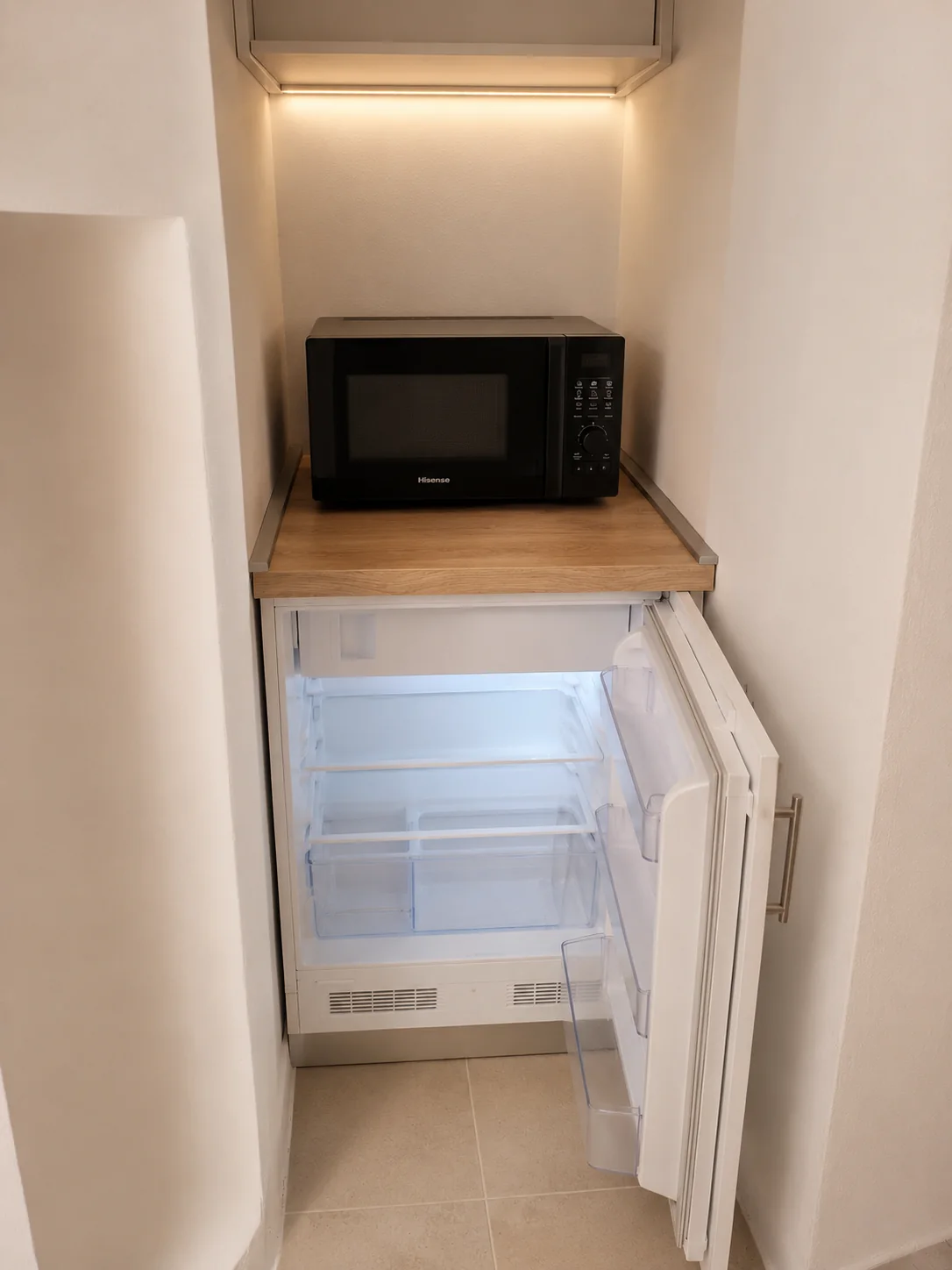 Frigorifero e microonde nella cucina