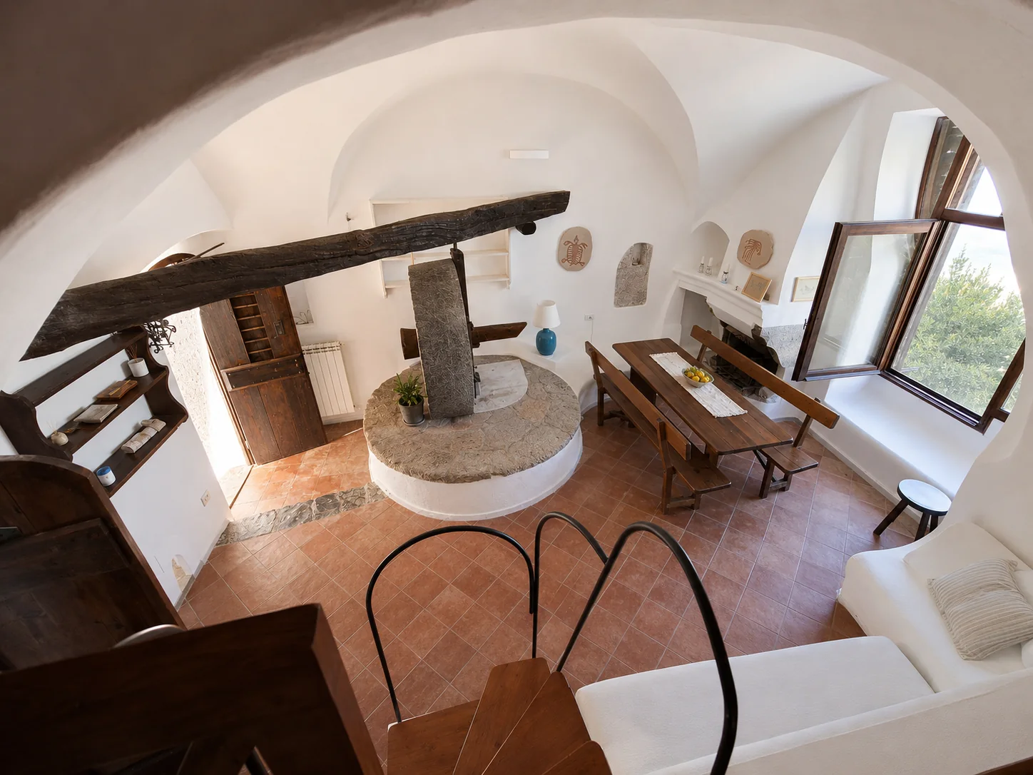 Il soggiorno storico con macina in pietra di Suite Il Mulino
